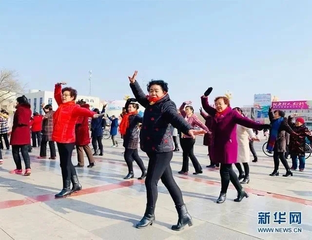 大妈铲停车线?广场舞也要有规则感