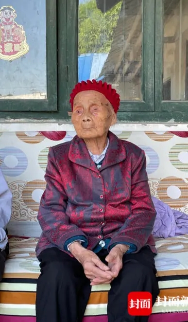 来自四川的122岁老人朱正去世了。家庭:平静地行走,没有痛苦