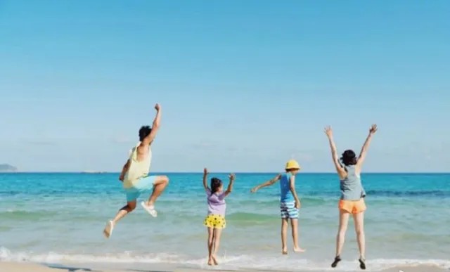 佩通坦抵达哈尔滨 ,穿得圆滚滚超可爱,美女保镖严月霞一路相随