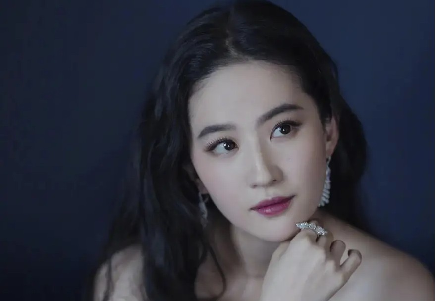 杨采钰男友晒二人同框照秀恩爱!女方曾被质疑没领证就生孩子