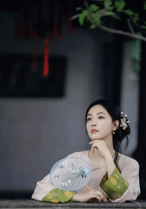 iOS26“液态玻璃”缔造者跳槽Meta，苹果设计团队遭遇大地震