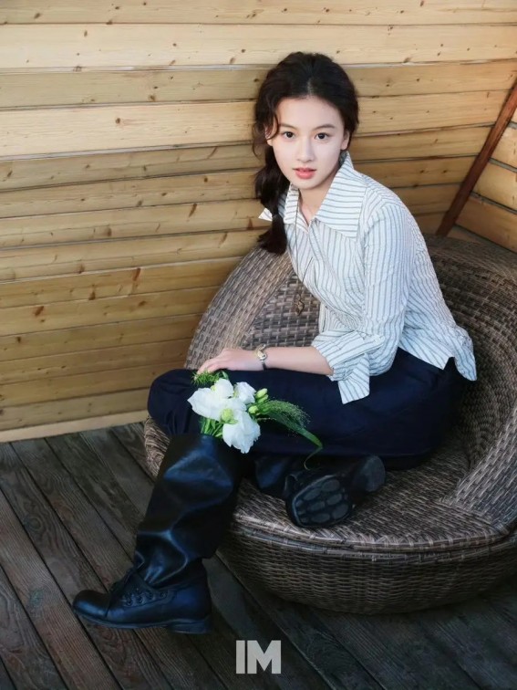 向佐抱巨型粉猪宠妻出圈：“我老婆属猪的”藏着最朴素的浪漫