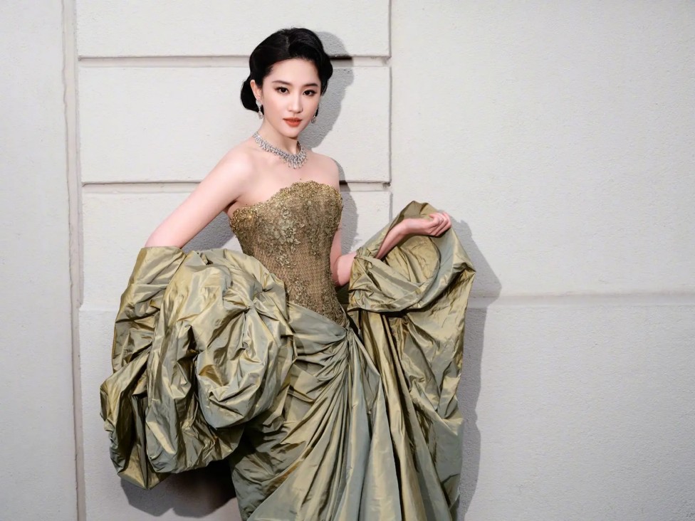 陈丽华告别仪式：马德华掩面痛哭，朱军白岩松胸戴白花送别