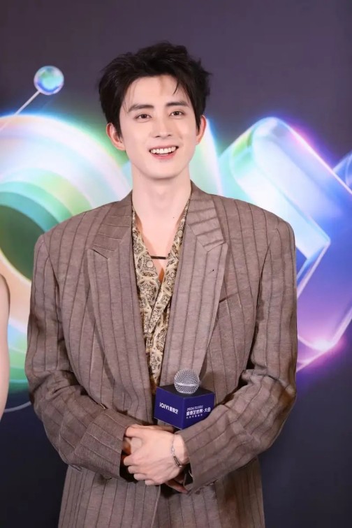 宋宁峰出轨风波后现身带娃被偶遇！留长发身形略显消瘦